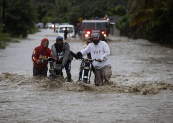 Cerca de 18.000 desplazados y un millón de personas sin agua potable por lluvias en R. Dominicana