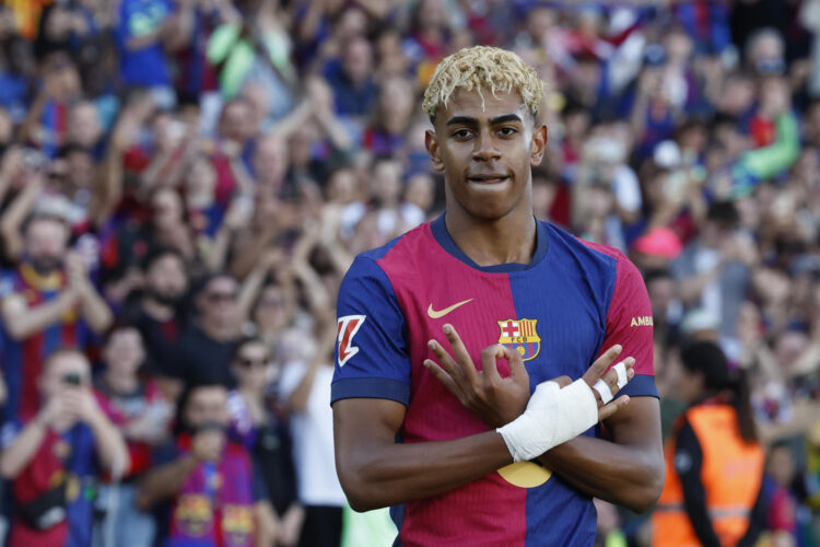 El delantero del Barcelona Lamine Yamal celebra el primer gol de su equipo durante el encuentro de la jornada 37 de LaLiga contra el Villarreal. EFE/ Toni Albir