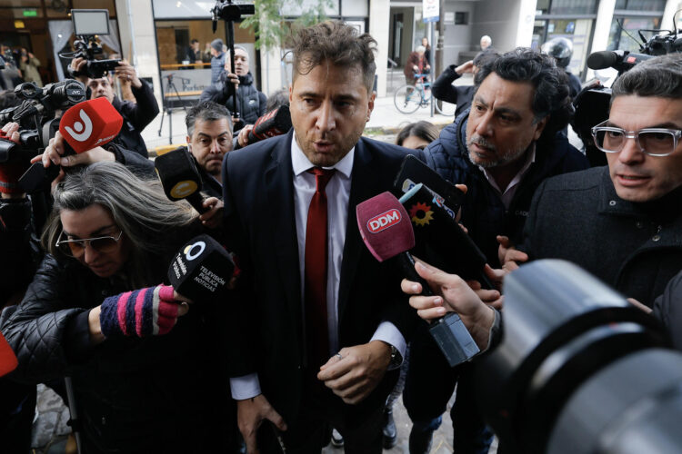 Fotografía del 29 de mayo de 2025 del fiscal general de la causa Patricio Ferrari (c) hablando a la salida de los tribunales en Buenos Aires (Argentina). EFE/Juan Ignacio Roncoroni