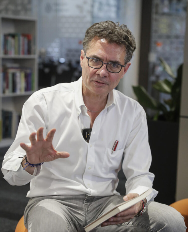 El exministro colombiano Alejandro Gaviria habla en entrevista con EFE en Bogotá (Colombia). EFE/ Carlos Ortega