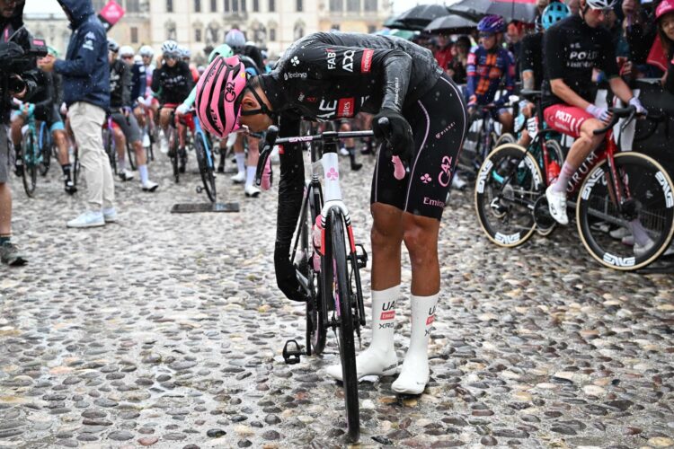 El ciclista mexicano Isaac Del Toro Romero, del equipo UAE Team Emirates XRG, se prepara para la salida de la etapa 16 de 203 km entre Piazzola sul Brenta y San Valentino, Italia. EFE/EPA/LUCA ZENNARO