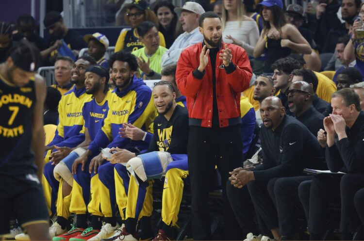 El base de los Golden State Warriors Stephen Curry (C) anima a su equipo durante uno de los partidos de las semifinales de la Conferencia Oeste contra Minnesota Timberwolves. EFE/EPA/JOHN G. MABANGLO SHUTTERSTOCK OUT