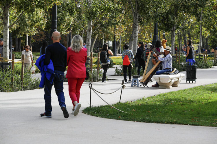 Varias personas pasean por un parque, en una fotografía de archivo. EFE/ Luis Millan