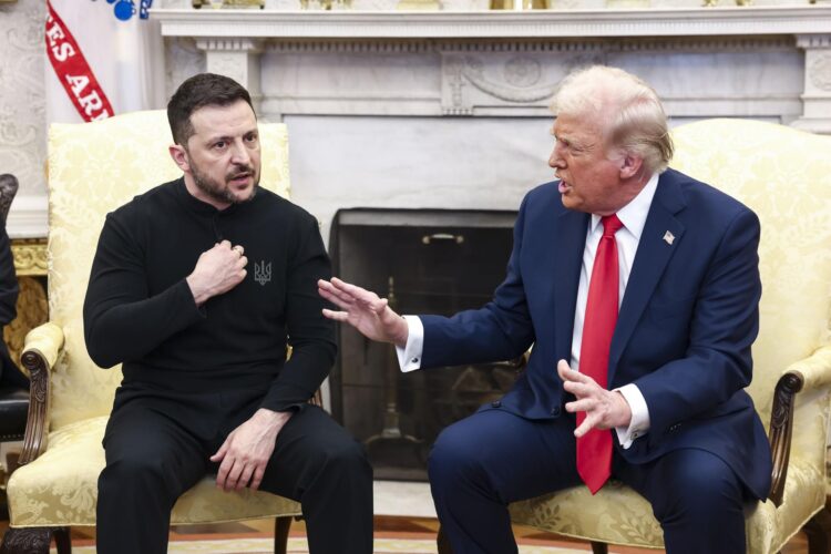 El presidente ucraniano, Volodímir Zelenski (izq) y el de Estados Unidos, Donald Trump (dha), discuten en el Despacho Oval durante la visita que hizo el primero a Washington el 28 de  febrero de 2025. EFE/EPA/JIM LO SCALZO / POOL