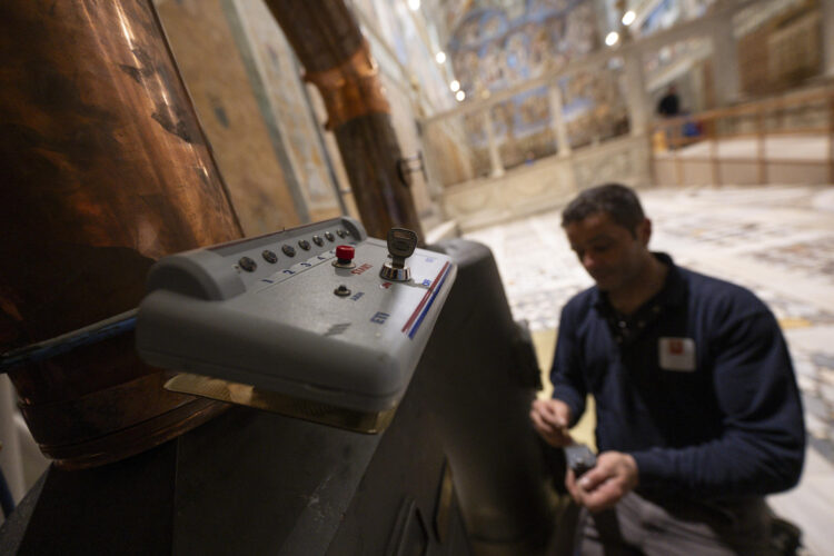 La Capilla Sixtina del Vaticano se prepara este viernes, 2 de mayo de 2025, para el cónclave del que saldrá el sucesor de Francisco y los técnicos se afanan para que todo esté listo, instalando las mesas en las que votarán los cardenales o la estufa en la que los cardenales quemarán sus votos secretos, además de otros retoques. 
EFE/ Francesco Sforza / VATICAN MEDIA /  ***SOLO USO EDITORIAL/SOLO DISPONIBLE PARA ILUSTRAR LA NOTICIA QUE ACOMPAÑA (CRÉDITO OBLIGATORIO)***