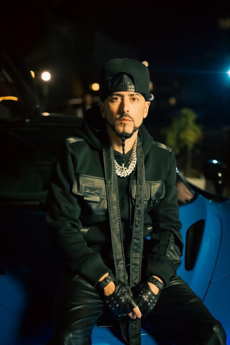 Fotografía cedida por Telemundo donde aparece el veterano reguetonero puertorriqueño Yandel, quien anunció este viernes que el próximo 6 de junio estrenará el álbum 'Square Houze Vol. 1', el cual usará como plataforma de exposición para artistas emergentes del movimiento urbano latino. EFE/Telemundo