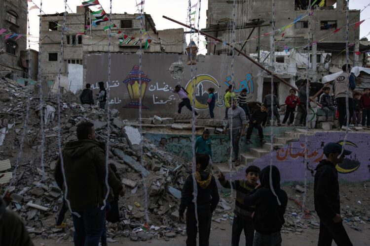 Foto de archivo de casas destruidas por los ataques israelíes en Jan Yunis, en el sur de la Franja de Gaza. EFE/EPA/HAITHAM IMAD