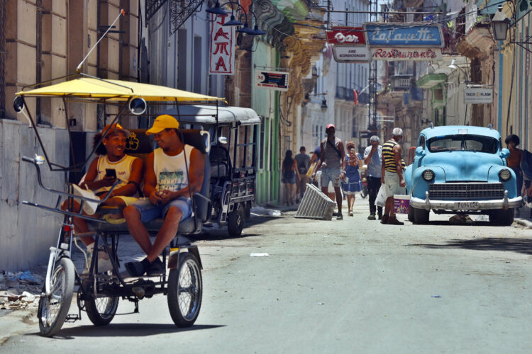 Fotografía de personas transitando una calle de La Habana (Cuba). La 'policrisis' enquistada en Cuba en los últimos cinco años ensancha progresivamente las desigualdades sociales a lo largo de las fracturas económica, racial, territorial, de edad y de género, explican en una entrevista conjunta a EFE tres sociólogos cubanos. EFE/ Ernesto Mastrascusa