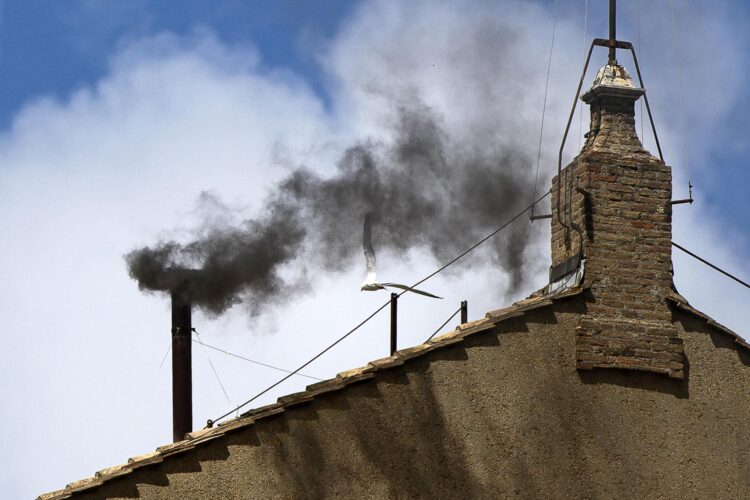 El humo negro sale de la chimenea situada encima de la Capilla Sixtina, en el segundo día del cónclave para elegir un nuevo papa, en la Ciudad del Vaticano, el 8 de mayo de 2025. (Papa) EFE/EPA/ANGELO CARCONI