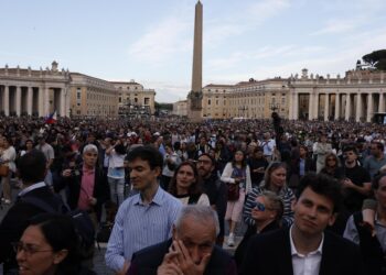 Más de 30.000 personas esperan la primera fumata en la Plaza de San Pedro