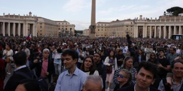 Más de 30.000 personas esperan la primera fumata en la Plaza de San Pedro