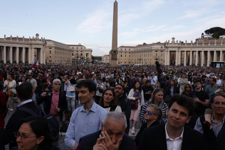 La gente se reúne en la Plaza de San Pedro el primer día del cónclave para elegir al próximo papa, Ciudad del Vaticano, 07 de mayo de 2025. (Papa) EFE/EPA/FABIO FRUSTACI
```