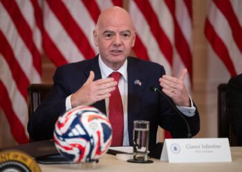 Infantino garantiza que las distancias o el césped no serán un problema de cara al Mundial