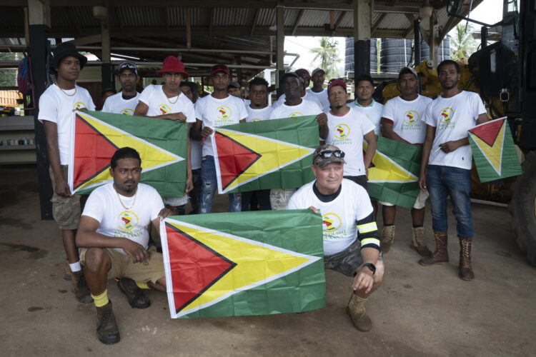 Fotografía del 25 de mayo de 2025 de trabajadores de la empresa GV Construction, posando con camisetas con el mensaje 'Esequibo es Guyana' y la bandera del país, en la aldea de Matthew's Ridge, en el Esequibo (Guyana). EFE/ Nazima Raghubir