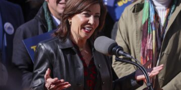 La gobernadora de Nueva York defiende la nueva ley que prohíbe celulares en escuelas del estado