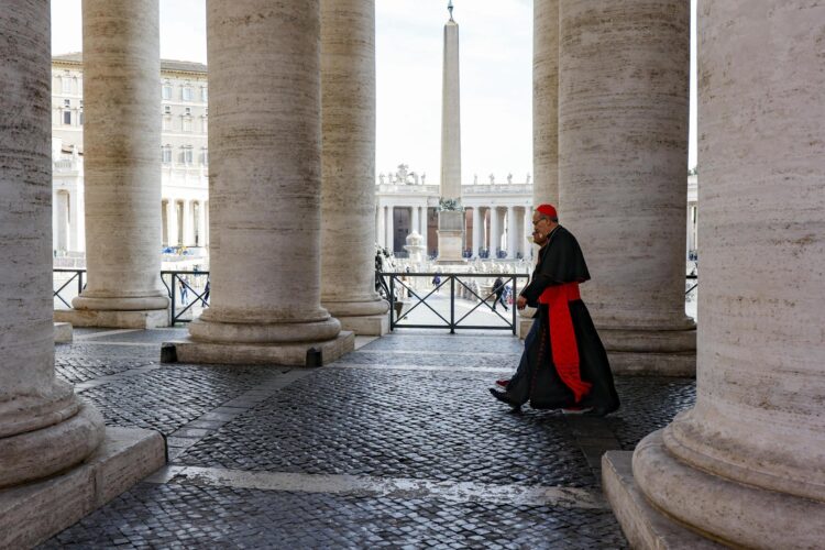 El cardenal Pierbattista Pizzaballa llega este martes a la reunión de la congregación general de cardenales, en la Ciudad del Vaticano.EFE/EPA/FABIO FRUSTACI