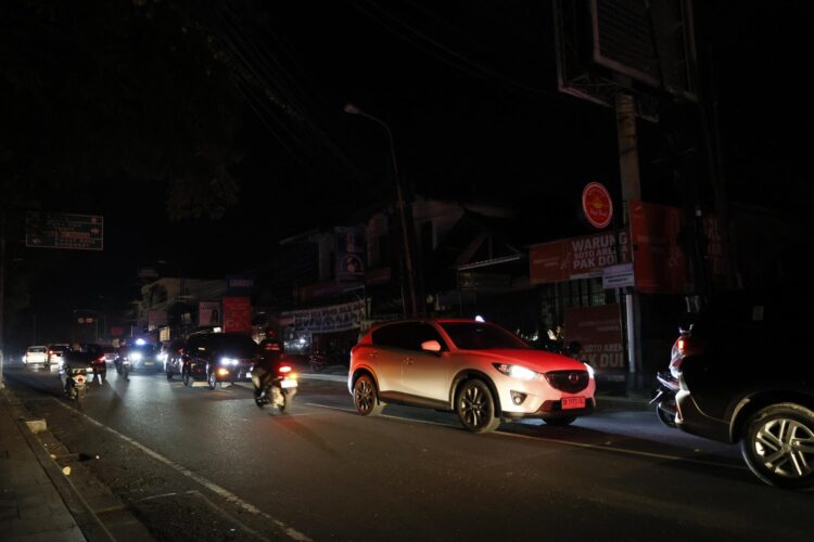 DENPASAR (Indonesia), 02/05/2025.- Traffic at a main road in Denpasar during a power outage in Bali, Indonesia, 02 May 2025. The island of Bali experienced a total power outage or blackout on Friday, 02 May 2025, at around 4:00 PM due to a disruption in the undersea cable that transmits electricity from Java to Bali, according to officials. EFE/EPA/MADE NAGI