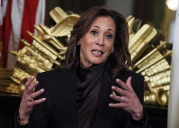 Kamala Harris reaparece y alerta que EE.UU. está al borde de una «crisis constitucional»