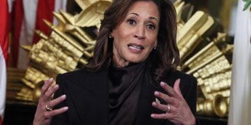 Kamala Harris reaparece y alerta que EE.UU. está al borde de una «crisis constitucional»