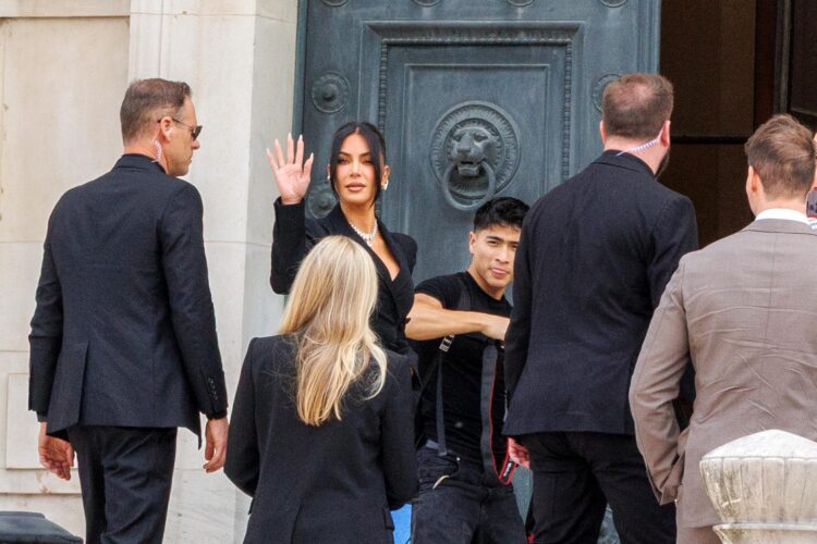 La celebridad estadounidense Kim Kardashian (C-I) llega al Palacio de Justicia de París para declarar como parte del juicio contra los sospechosos del robo a mano armada de 2016 contra ella, en París, Francia, 13 de mayo de 2025. La celebridad estadounidense Kardashian está lista para declarar en el tribunal de París en el juicio contra 10 sospechosos acusados de robar joyas valoradas en millones durante su estancia en un apartamento en la Semana de la Moda de París de octubre de 2016. (Moda, Francia) EFE/EPA/SADAK SOUICI