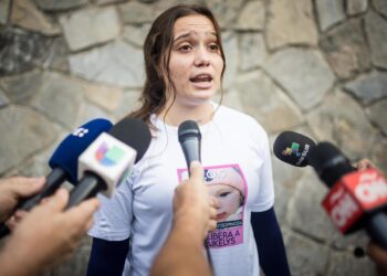 Madre de niña venezolana retenida en EE.UU. confía en gestión de Maduro para su devolución