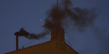 La primera fumata negra del cónclave para elegir al sucesor de Francisco se hizo esperar