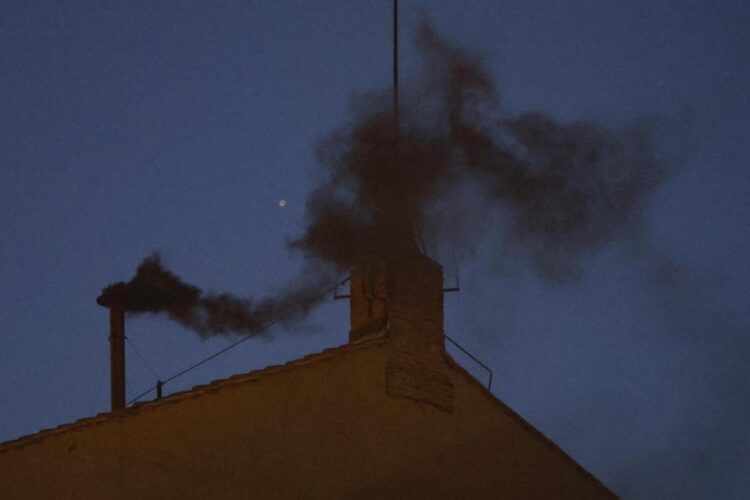 Humo negro sale de la chimenea en el tejado de la Capilla Sixtina en el primer día del cónclave para elegir a un nuevo papa en la Ciudad del Vaticano, 07 de mayo de 2025. (Papa) EFE/EPA/FABIO FRUSTACI
```