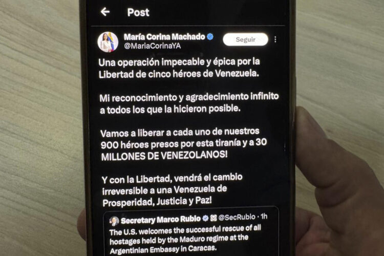 Una persona lee un mensaje en la cuenta en X @MariaCorinaYA de la líder opositora venezolana María Corina Machado. EFE/ Carlos Durán Araújo