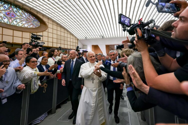 El papa León XIV este lunes durante una audiencia con representantes de los medios de comunicación, en la Sala Nervi del Vaticano. EFE/EPA/ANDREA SOLERO
