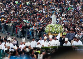 Miles de fieles recuerdan en Fátima a Francisco y oran por nuevo pontificado de León XIV