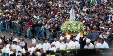 Miles de fieles recuerdan en Fátima a Francisco y oran por nuevo pontificado de León XIV