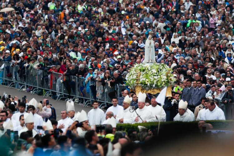 La imagen de Nuestra Señora de Fátima es llevada en alto durante la Procesión de Despedida en las ceremonias religiosas de la peregrinación en el Santuario de Fátima en Ourem, Portugal, el 13 de mayo de 2025. EFE/EPA/PAULO CUNHA
```