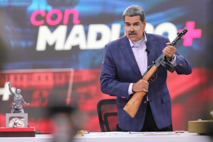 Fotografía cedida este lunes, 12 de mayo, por el Palacio de Miraflores donde se observa al presidente de Venezuela, Nicolás Maduro, durante su programa semanal de televisión 'Con Maduro +', en Caracas (Venezuela). EFE/ Palacio de Miraflores