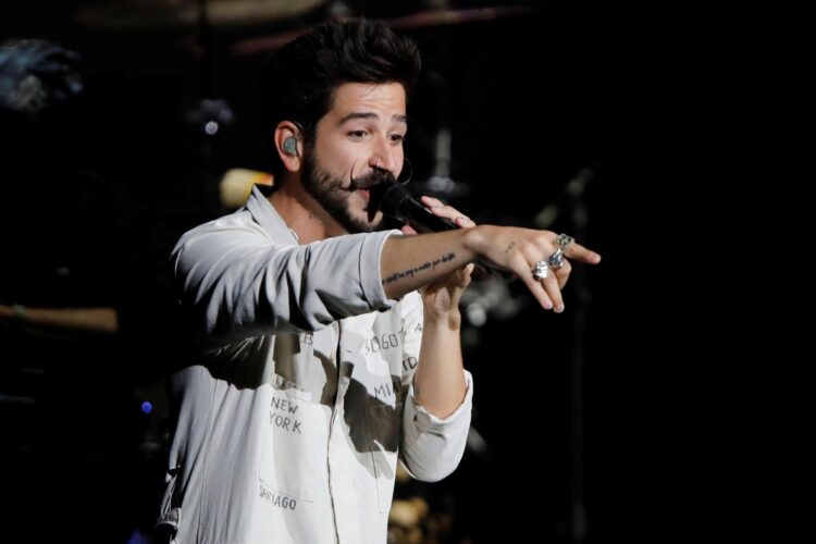 Fotografía de archivo del cantante colombiano Camilo, durante un concierto, en Bogotá (Colombia). EFE/Carlos Ortega