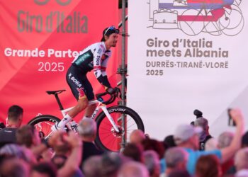 El Giro de Italia se lanza en Albania con el foco en el duelo entre Ayuso y Roglic