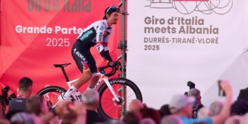 El Giro de Italia se lanza en Albania con el foco en el duelo entre Ayuso y Roglic