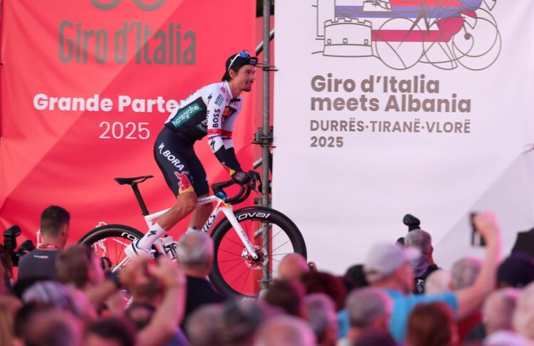 La 108ª edición del Giro de Italia se lanza este viernes desde Durrës, la ciudad más antigua de Albania, cercana a la capital, Tirana, y lo hará con una etapa de media montaña que otorgará la primera maglia rosa, a la que aspiran el próximo 1 en Roma como máximos favoritos el español Juan Ayuso y el esloveno Primoz Roglic.