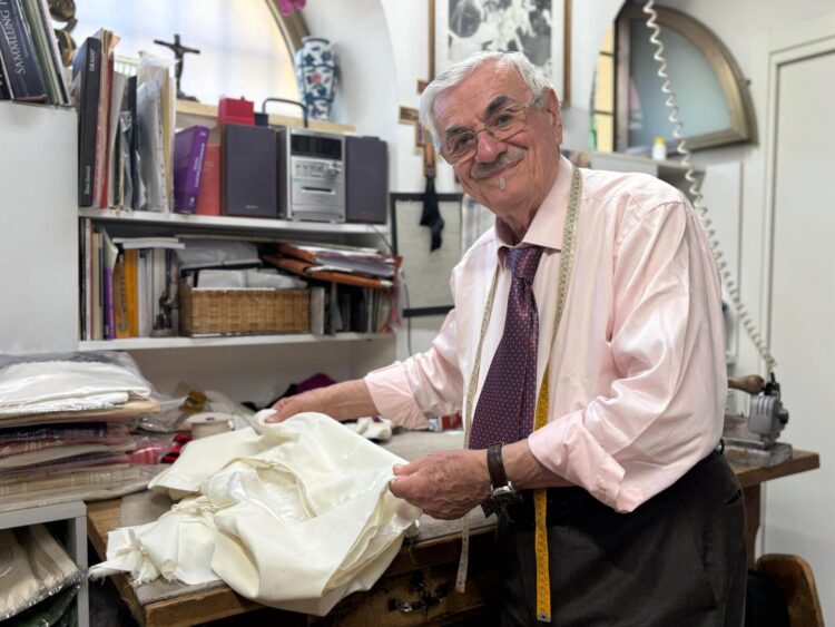 El sastre Raniero Mancinelli, de 86 años, prepara la sotana para el próximo papa, en una imagen de 30 de abril de 2025. EFE/EPA/ANGELA GENNARO