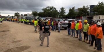 Arrestan a más de 100 migrantes de México, Colombia y Centroamérica en una obra en Florida