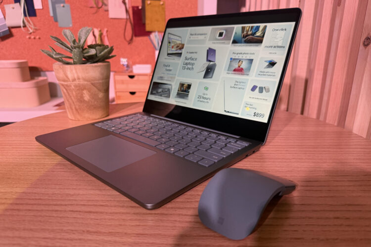 Fotografía del nuevo Surface Pro de 13 pulgadas de Microsoft este martes, durante una presentación en Nueva York (Estados Unidos). EFE/ Sarah Yáñez-richards