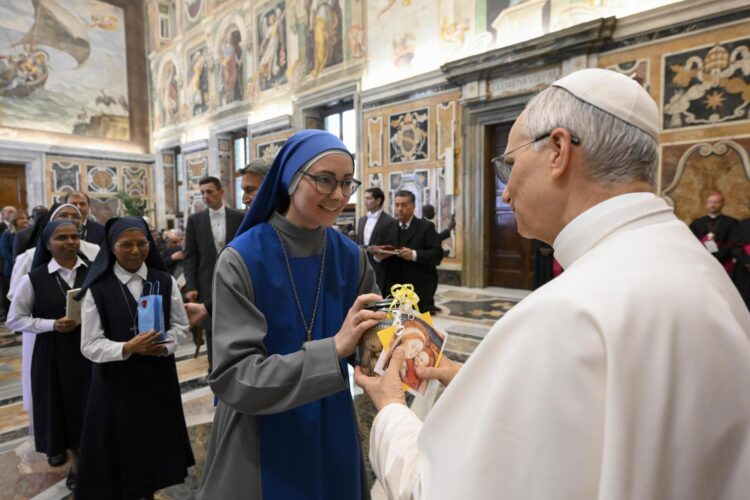 Una imagen proporcionada por Vatican Media muestra al papa León XIV recibiendo en audiencia a participantes en la Asamblea General de las Obras Misionales Pontificias en la Ciudad del Vaticano.EFE/EPA/VATICAN MEDIA HANDOUT USO EDITORIAL EXCLUSIVO/NO VENTAS