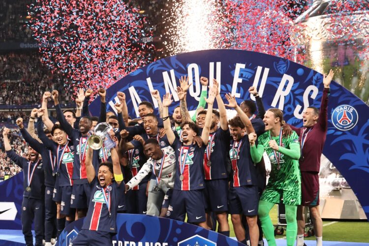 Marquinhos, del PSG, levanata la Copa al cielo de París. EFE/EPA/CHRISTOPHE PETIT TESSON