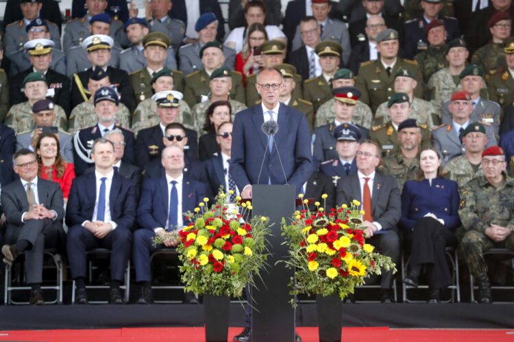 El canciller alemán Friedrich Merz (C) pronuncia un discurso durante la inauguración de la 45ª Brigada Blindada Alemana 'Lituania', en la Plaza de la Catedral de Vilna, Lituania, el 22 de mayo de 2025. La Brigada en Lituania se activó el 01 de abril de 2025 y estará formada por unos 5.000 militares y civiles de la Bundeswehr, y se espera que alcance una capacidad de combate operativa total en 2027. (Alemania, Lituania) EFE/EPA/TOMS KALNINS