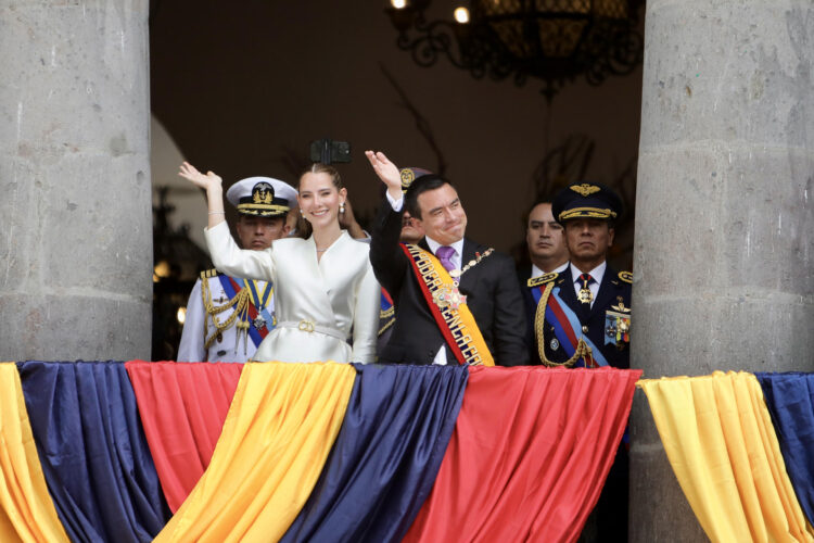 El presidente de Ecuador, Daniel Noboa (d), saluda junto a su esposa, Lavinia Valbonesi (i), desde un balcón del Palacio de Carondelet tras ser investido como presidente de Ecuador este sábado, en Quito (Ecuador). EFE/ Vicente Costales