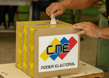 Consejo Nacional Electoral extiende por una hora más el proceso de votación en Venezuela