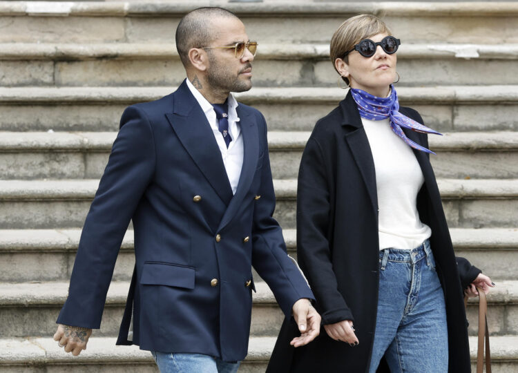 El exfutbolista Dani Alves (i) junto a su abogada,Inés Guardiola (d) en una imagen de archivo acudiendo a los juzgados a recuperar sus pasaportes español y brasileño, una vez absuelto por la justicia al revocarse su condena inicial de cuatro años y medio de cárcel por la violación de una joven en una discoteca de Barcelona en diciembre de 2022.EFE/ Andreu Dalmau