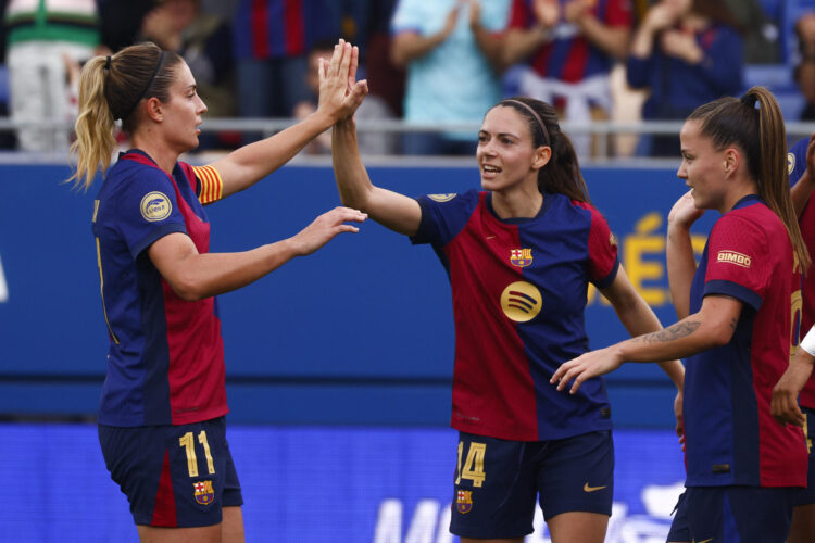 Aitana Bonmatí (c), Alexia Putellas (i) y Claudia Pina (d) celebran un gol del Barcelona. EFE/Quique García