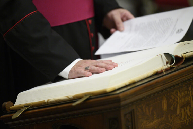 Todo el personal, eclesiástico o laico, desde los ceremonieros a los ascensoristas, que estarán vinculados en la organización del cónclave para elegir al nuevo papa, prestarán este lunes juramento para guardar absoluto secreto de todo lo que ocurra. Todas las personas que participarán en el cónclave a partir del día 7, aprobadas por el cardenal camarlengo y los tres cardenales asistentes, de acuerdo con la Constitución Apostólica Universi Dominici Gregis, deberán prestar y firmar el juramento a las 17.00 horas (15.00 GMT) en la Capilla Paulina.EFE/Estado Vaticano/Simone Risoluti ***SOLO USO EDITORIAL/SOLO DISPONIBLE PARA ILUSTRAR LA NOTICIA QUE ACOMPAÑA (CRÉDITO OBLIGATORIO)***