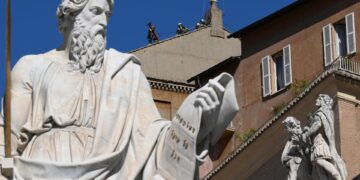 Se instala la chimenea en la Capilla Sixtina para el cónclave