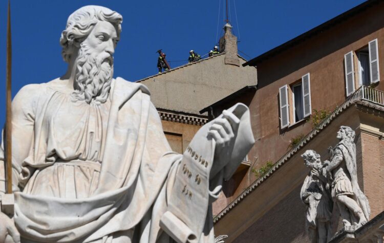 Los bomberos instalaron este viernes la chimenea en el techo de la Capilla Sixtina del Vaticano con motivo del cónclave, que se iniciará el 7 de mayo, para elegir al nuevo papa y por el que saldrá el humo negro o blanco que anunciará el resultado de las votaciones de los cardenales. EFE/EPA/ETTORE FERRARI